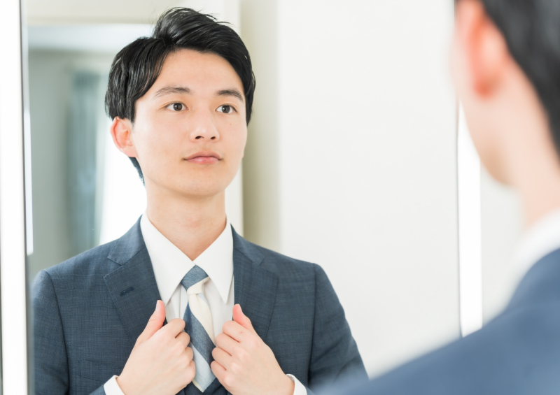 身だしなみを整える就職活動中の高校生