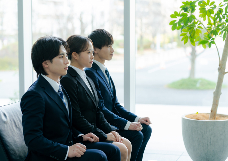 身だしなみを整えて面接に挑む就職活動中の高校生