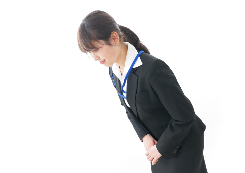面接官にお辞儀をする高校生