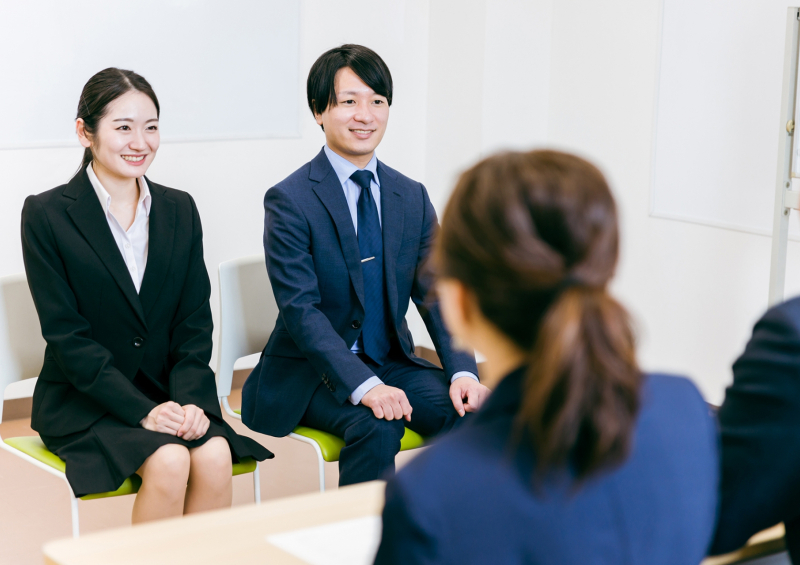 面接を行う高校生