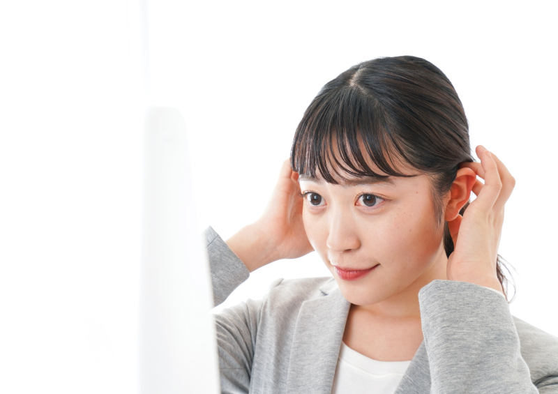 面接前に身だしなみを整える高校生