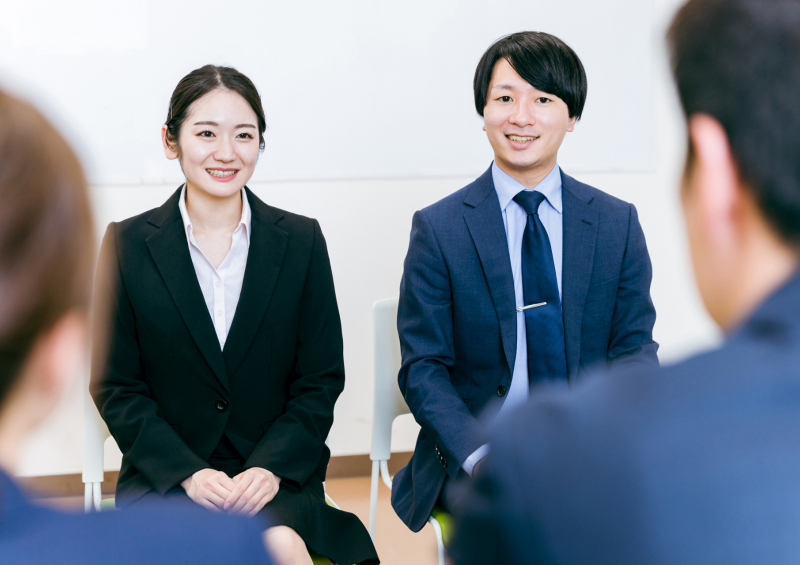 面接で笑顔で対応する高校生