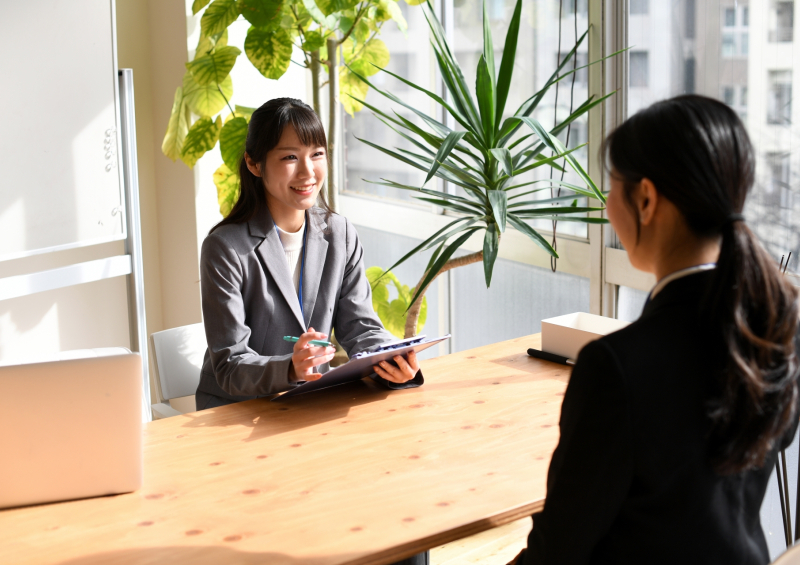 高校生と面接をする面接官