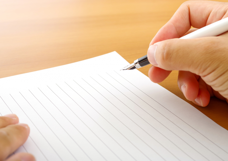 内定企業へお礼状を書く高校生