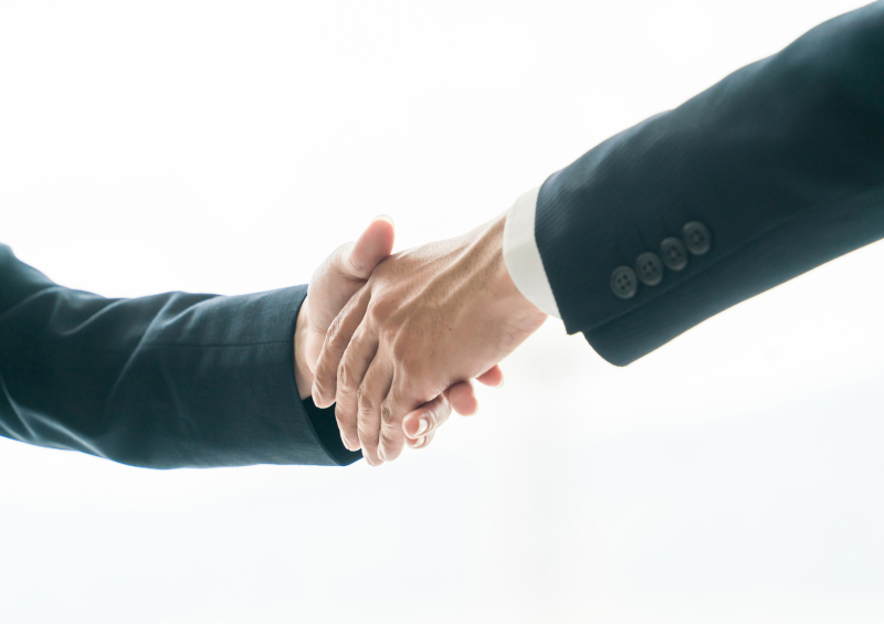 内定が決まった高校生と内定先の企業の採用担当者