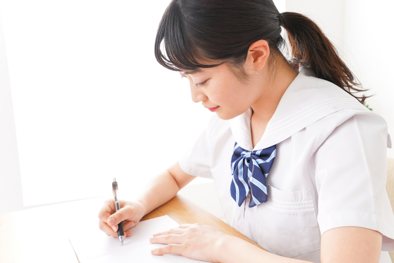 履歴書を書く高校生