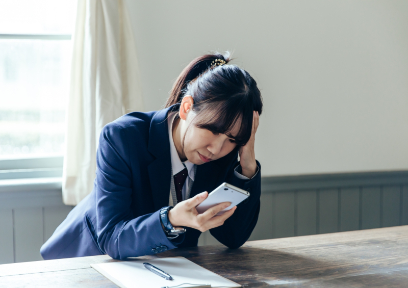SNSの使い方に悩む高校生