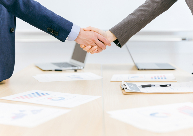 取引先に挨拶をする高卒社員