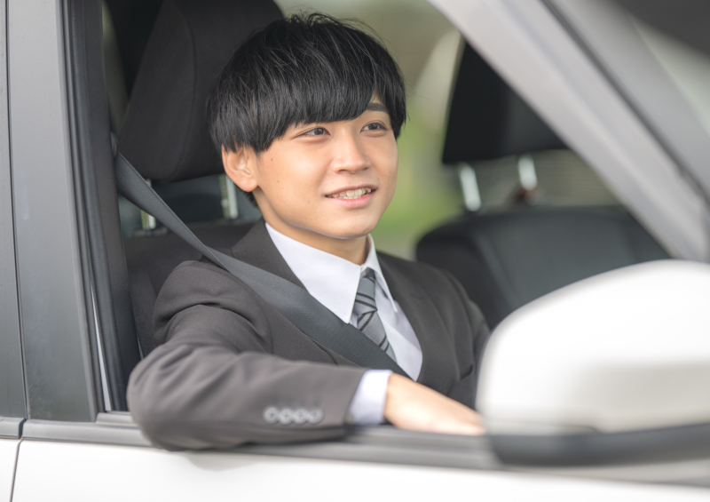 免許を取得して通勤する高卒新卒社員