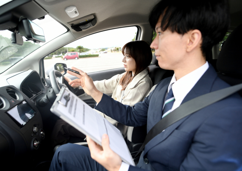 自動車学校の先生と免許取得を目指す高校3年生