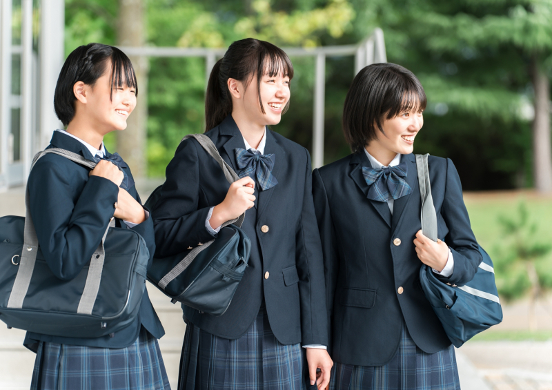 友人と会話する高校生