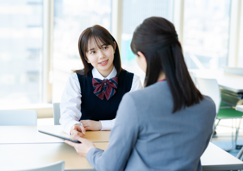 就職への進路変更を相談する高校生