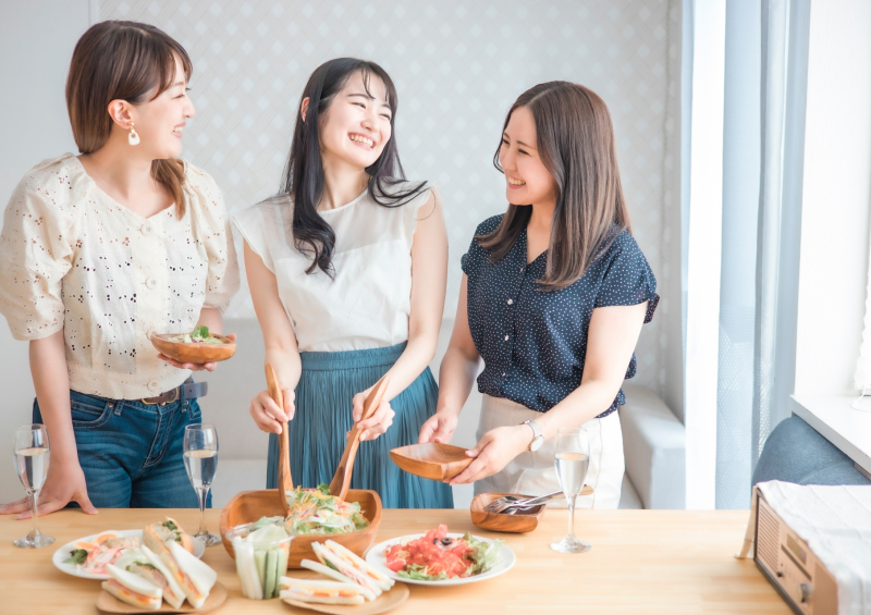 ホームパーティをする高校生