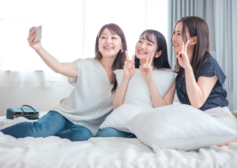 卒業旅行をする高校生