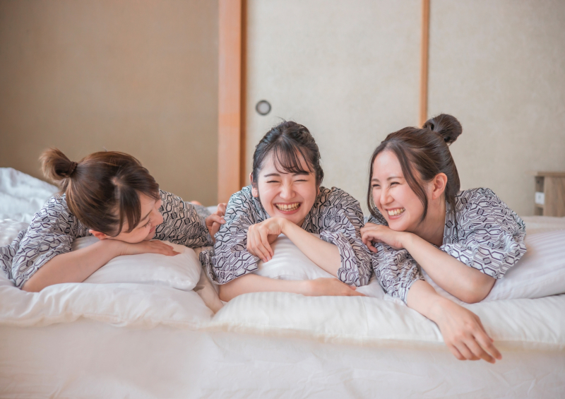 卒業旅行に行く高校生