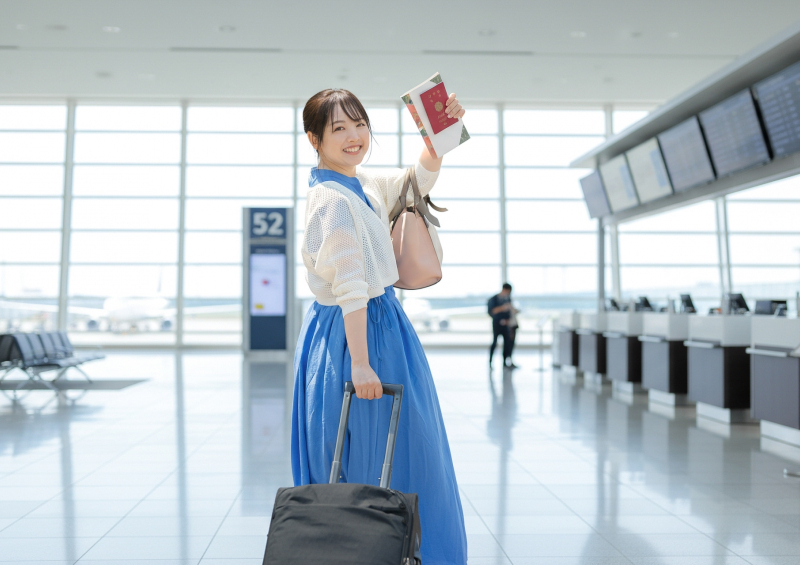 卒業旅行で飛行機に搭乗予定の高校生