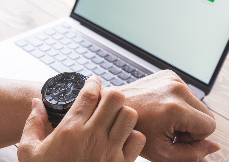 腕時計をする高卒新卒者