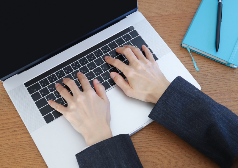 PCでAIを活用する新規高卒者