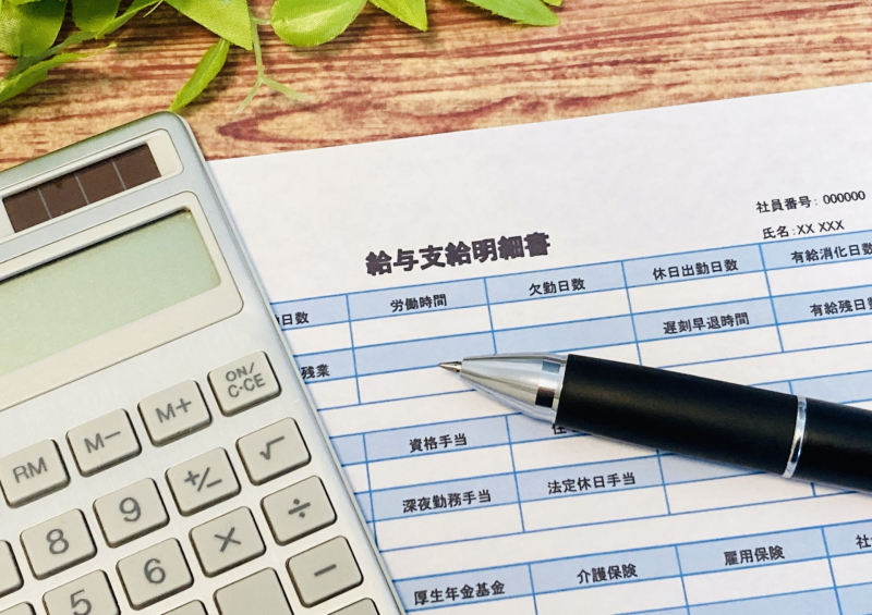 給与計算をする高卒新卒