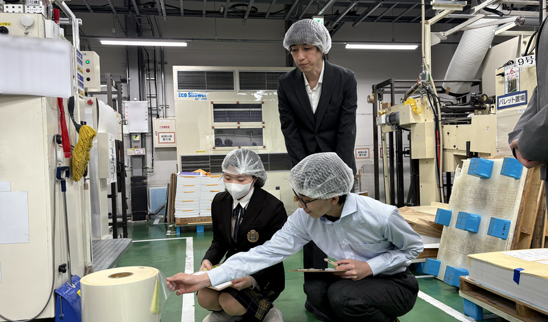 高校生が職場見学を行なっている様子