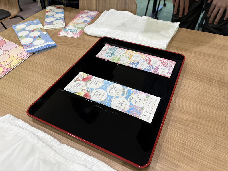 高校生が職場見学で水出し加工がされた紙の体験をしている写真