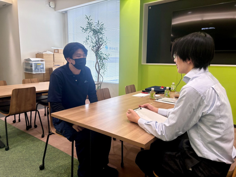 高校生が高卒社員にインタビューをしている様子