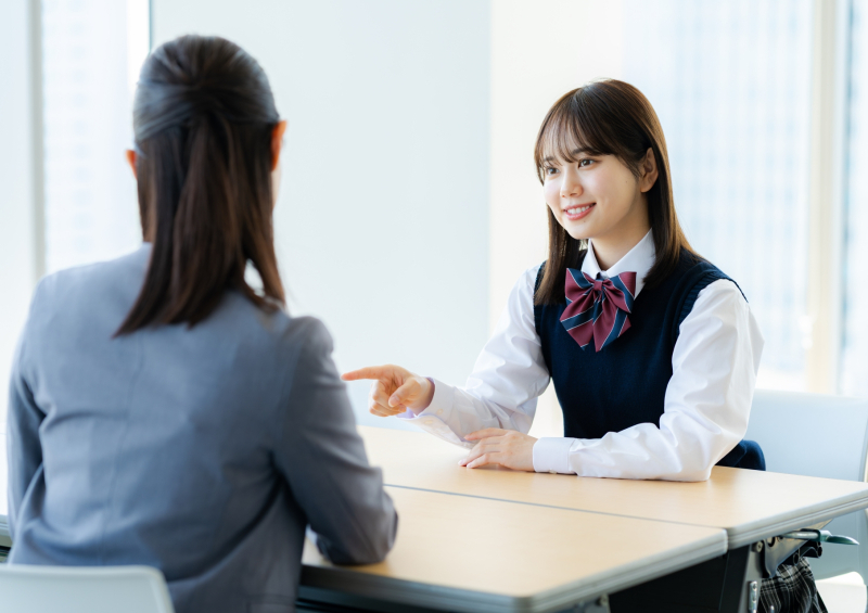進路担当の先生に就職の相談をする高校生