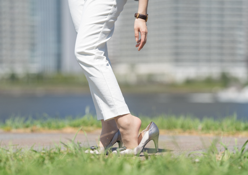 ヒールで歩く練習をする高卒社員Aさん
