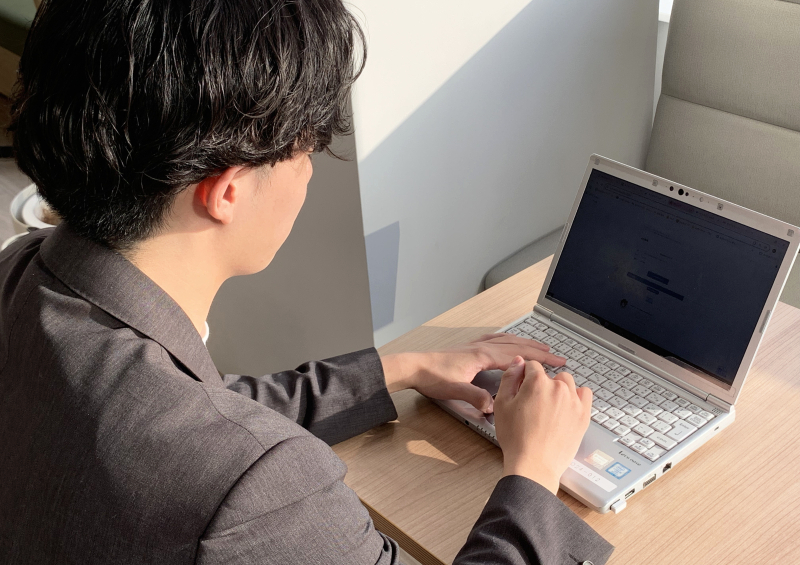 事務作業を行う男性高卒社員