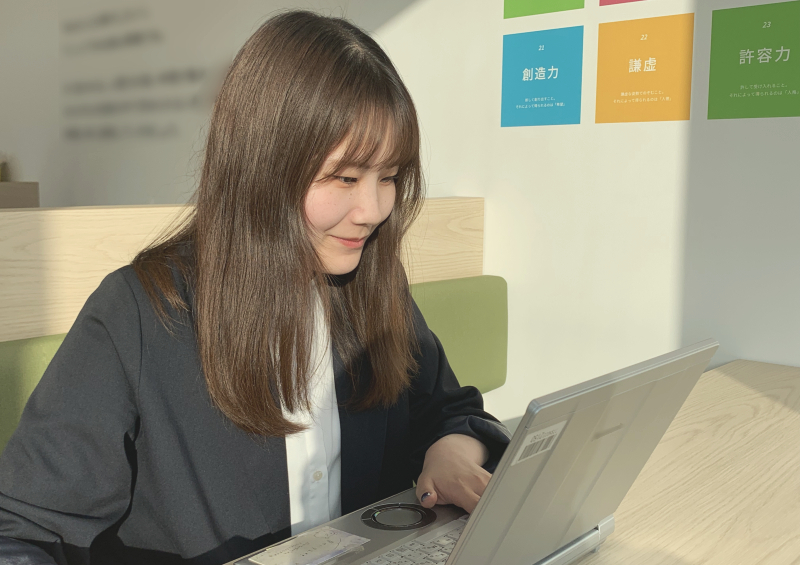 オフィスワークを行う女性高卒社員