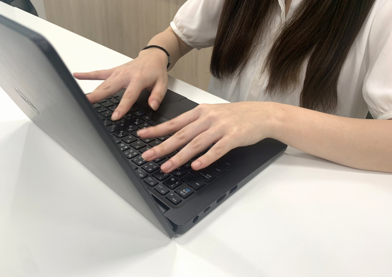 タイピングの練習をする高卒社員