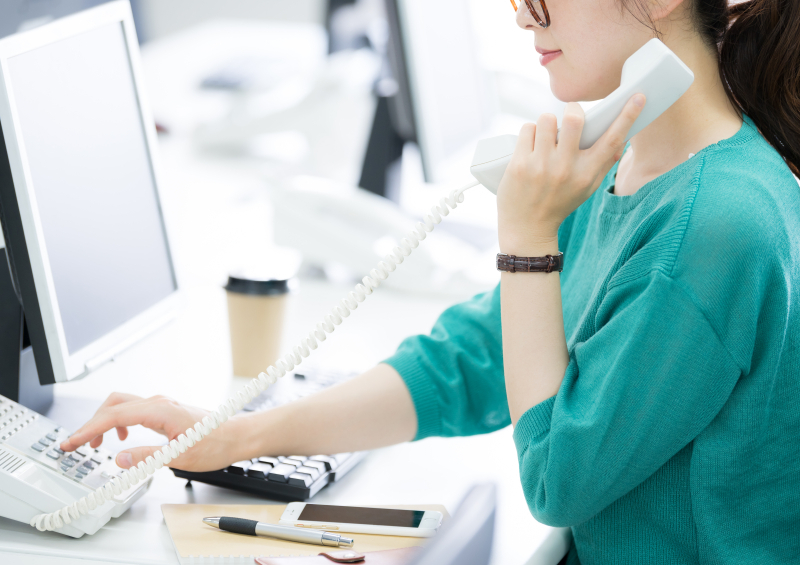 事務職の仕事をしている高卒正社員の女性