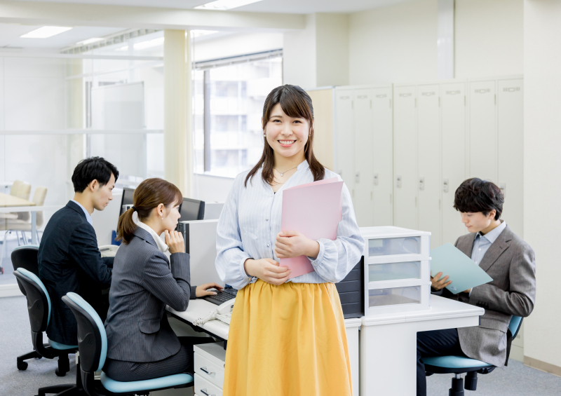 高卒で公務員として働く女性