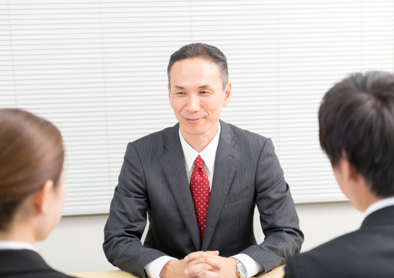 欠席日数を重視しない企業での面接試験に挑む高校生