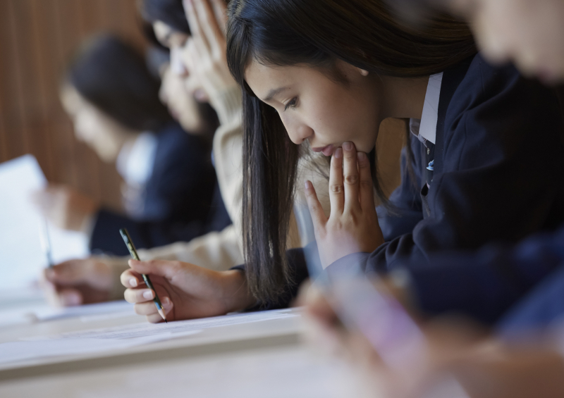 進学に向け大学の入学試験を受ける高校生