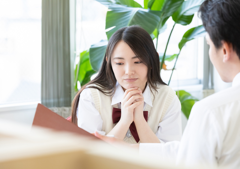 先生と求人票を確認する高校生